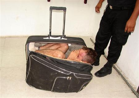 緊張…スーツケースで脱獄、失敗