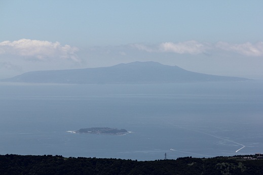 駒ケ岳から望む伊豆大島と初島