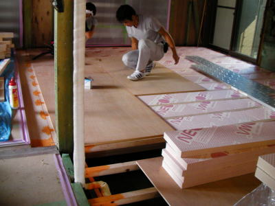 キッチン・ダイニング床の断熱材工事