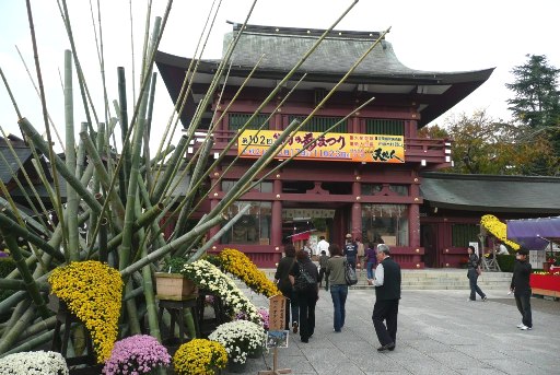 笠間稲荷神社の楼門前