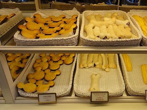 舞浜の海 スウィートハート カフェ に並ぶディズニーなパンたち