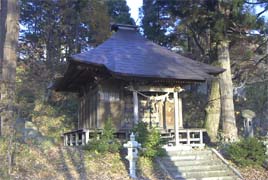 神社入り口横の神社